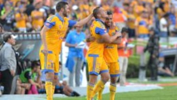 Duelas celebra el primer gol del partido ante los Gallos Blancos.