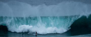 Un surfista se desliza sobre su tabla delante de una imponente ola durante la Vaca Gigante de Santander. Se trata de una competición de surf extremo que tiene lugar en la zona de las Canteras de Cueto. Junto al Punta Galea y el Illa Pancha Challenge, la Vaca Gigante es el único evento de surf con olas de más de seis metros que se disputa en España.