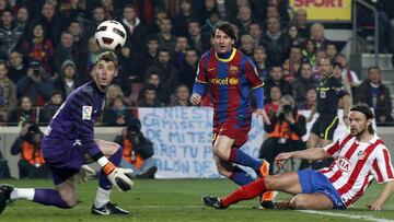 David de Gea, Thomas Ujfalusi y Leo Messi, durante un Barcelona - Atlético de Madrid.