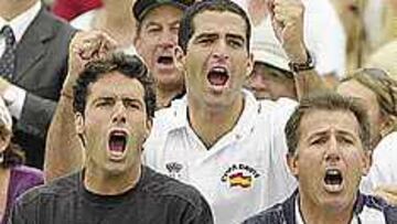 <B>SÓLO ÁNIMOS.</b> Corretja y Avendaño dieron aliento a Beto Martín.