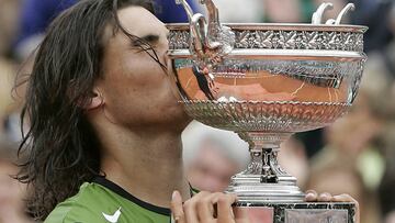 Rafael Nadal besa el trofeo  de Roland Garros de 2005 tras ganar en la final al argentino Mariano Puerta.