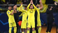 VILLARREAL, SPAIN - APRIL 06: Villarreal CF players applauds fans after their sides victory during the UEFA Champions League Quarter Final Leg One match between Villarreal CF and Bayern München at Estadio de la Ceramica on April 06, 2022 in Villarreal, Spain. (Photo by David Ramos/Getty Images)