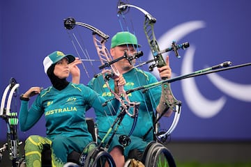 Ameera Lee y Jonathon Milne del equipo australiano compiten durante los cuartos de final de compuesto por equipos mixtos.