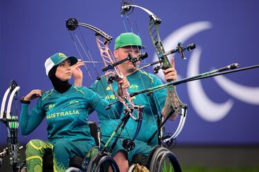 Ameera Lee y Jonathon Milne del equipo australiano compiten durante los cuartos de final de compuesto por equipos mixtos.
