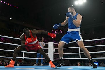 Bakhodir Jalolov, en su combate de semifinales. 