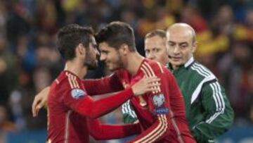 Morata entra por Isco y hace su debut.