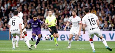 1-0. Brahim Díaz, desde el costado derecho, descarga al lado contrario a Rodrygo, el brasileño traza la diagonal hasta el balcón del área y golpea el balón a la escuadra de Julen Agirrezabala . Imparable para el portero del Athletic.