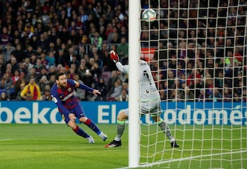 El jugador del Barcelona, Leo Messi, ante el portero de la Real Sociedad, Remiro, en una clara ocasi¨®n de gol.
