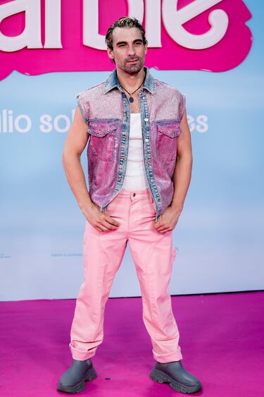 Cristian Sánchez posa en la alfombra rosa por el pase especial de la película ‘Barbie’ en el Gran Teatro CaixaBank.   
 
 