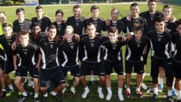 <b>UNIDOS. </b>La plantilla del Orihuela hizo piña en la sesión de ayer.