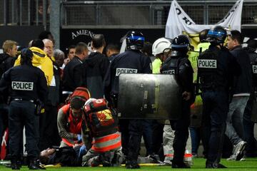 La grada se partió tras el gol de Touré con la celebración de los seguidores del Lille. Hay más de 20 heridos de distinta consideración. El partido fue suspendido.