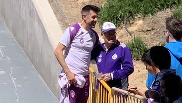 Entrenador del Real Valladolid, Pezzolano, saluda a un aficionado.