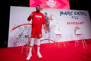 Girona se quedó sin baloncesto masculino de élite en el verano de 2008 con la desaparición del Akasvayu. Dejó una deuda de 10,2 millones de euros con Hacienda y el corazón roto en Marc Gasol, que comenzó a despuntar como profesional en el equipo catalán, bajo la tutela de Pesic: en las segunda de sus dos temporadas (2006-08), antes de poner rumbo a la NBA, batió el récord de jornadas como MVP con 11 y fue nombrado mejor jugador de la temporada.
Y en este escenario de tierra quemada, en 2014, Marc comenzó a plantar la semilla de un nuevo proyecto. De unas simples escuelas de formación a una estructura profesional que ahora compite en LEB Oro y en la que Gasol quiso ir paso más allá: a finales de noviembre, el pívot aceptó el reto y bajó del palco a la pista de baloncesto. Todo un campeón de la NBA en la Segunda división del baloncesto español. Un gesto único.
