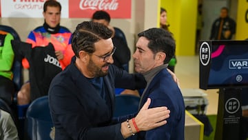 El entrenador del Getafe José Bordalás (i) saluda a Marcelino García Toral (d), entrenador del Villarreal