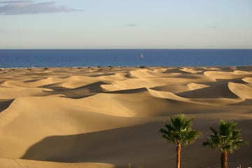 La temperatura del mar ronda los 22? y fuera, se rondan los 24?. En la foto, la playa de Maspalomas.
