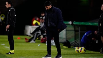 Guillermo Fernández Romo, entrenador del Racing, en la banda frente al Mirandés, poco antes de ser destituido.