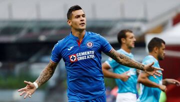 Cruz Azul sigue en plan ascendente y en casa volvió a sumar de a tres con una victoria de 3-0 frente a un débil Querétaro que no mostró resistencia alguna.