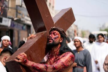 Devotos cristianos recrean la crucifixión de Jesucristo durante una procesión del Miércoles Santo en Jammu, India.