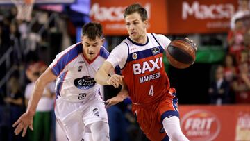 GRAF145. MANRESA (ESPAÑA), 16/11/2019.- El base estadounidense del Baxi Manresa Frankie Ferrari (dcha) corre con el balón seguido del escolta estadounidense Fletcher Magee, del Monbus Obradoiro, durante el partido de la Liga Endesa de baloncesto disputado este sábado en el Pabellón Nou Congost de Manresa, Barcelona. EFE/ Sussana Sáez