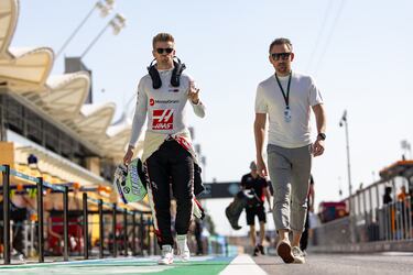 En su temporada final con Haas, Nico volvió a demostrar su temple. Aunque el VF-24 no le permitió luchar por podios, sumó puntos con regularidad y fue una roca para el equipo. Su constancia y liderazgo cerraron con dignidad su etapa en la escudería estadounidense, dejando claro que aún tenía mucho que ofrecer. Por ello, el equipo Sauber se hizo con sus servicios para liderar al equipo en 2025, pero sobre todo a partir de 2026 con la reestructuración de la mano de Audi.
