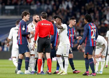 Vinicius protesta y se encara con Munuera Montero después de recibir tarjeta amarilla por el agarrón con De Jong.