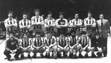 Juan Pedro de Miguel (primero por la izquierda en la fila inferior) posa con el equipo de balonmano del Atl&eacute;tico de Madrid.