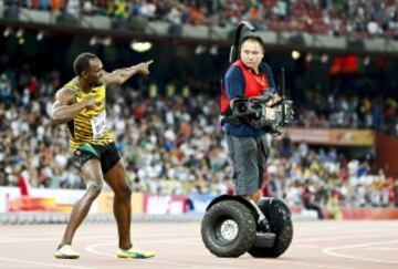 Un cámara de televisión en su 'Segway' se llevó por delante a Usain Bolt en la vuelta de honor de la final de 200m.