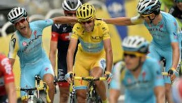 ENHORABUENA. Nibali fue felicitado por sus compa&ntilde;eros del Astana en la llegada de Par&iacute;s. All&iacute; se subi&oacute; a lo alto del podio y fue arropado tambi&eacute;n por su mujer y su ni&ntilde;a.
 