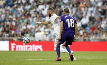 El jugador del Real Madrid, Benzema, marca el 1-0 al Real Valladolid.