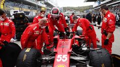 Sainz se baja del Ferrari en la parrilla de Sochi.