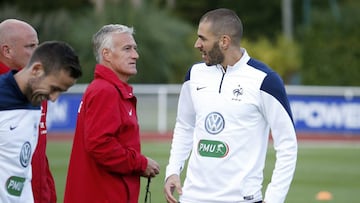 Didier Deschamps y Karim Benzema en un entrenamiento de la selecci&oacute;n de Francia en octubre de 2014.