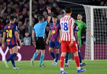 El árbitro István Kovács muestrsa la cartulina roja al '5' del Barcelona tras revisar la jugada en el VAR.