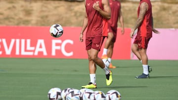 Jordán, en un entrenamiento del Sevilla.