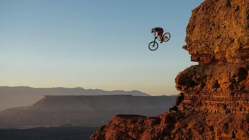 Un competidor salta por una de las laderas del desierto de Utah