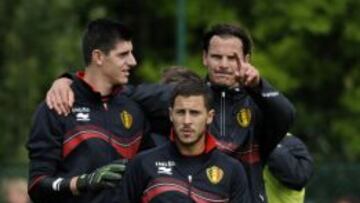 Courtois y Hazard rodean a Van Buyten.