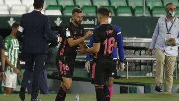 Jovic da el relevo a Borja Mayoral en el cambio que efectuó Zidane entre ambos en el Betis-Real Madrid de LaLiga Santander.