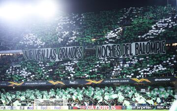 Seguidores del Real Betis en el Benito Villamar¨ªn animando a su equipo en el duelo frente al Milan.