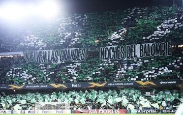 Seguidores del Real Betis en el Benito Villamarín animando a su equipo en el duelo frente al Milan. 