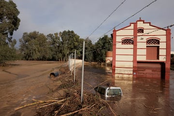 Un automóvil se encuentra sumergido en una zona inundada tras las fuertes lluvias e inundaciones en Álora, España.