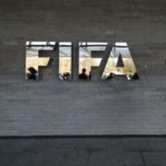 La FIFA prohíbe al Madrid y al Atlético fichar en verano de 2016 y enero de 2017