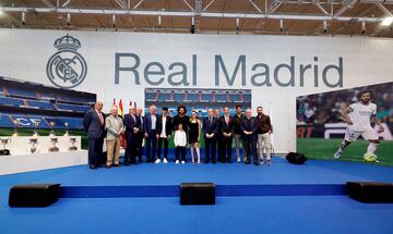 Marcelo y su familia posan con Florentino Pérez y Carlo Ancelotti entre otros miembros del club. 