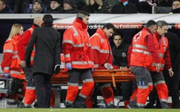 Beto se retiró en camilla y con collñarín.