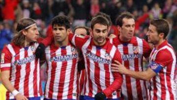 Los jugadores del Atlético se abrazan tras marcar un gol al Levante en el partido del pasado