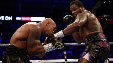 Dillian Whyte golpea a Óscar Rivas durante su combate en Londres.