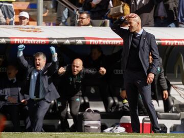 Zidane y el banquillo celebran el 1-0 de Cristiano Ronaldo. 