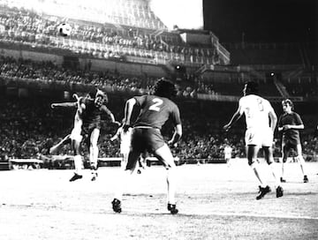 La primera visita de un equipo islandés al Bernabéu no atrajo a mucha gente, vista la clara superioridad de los blancos. Lo que sí llamó la atención fue la estatura de los jugadores insulares (la media rondaba el 1,92 de altura, lo que hizo correr la broma de que había venido el equipo de baloncesto), así como su nobleza y comportamiento para con los jugadores del conjunto blanco… y su sistema táctico: nueve defensas y un solo delantero. Los blancos resolvieron la eliminatoria ya en el encuentro de ida (3-0, con dos goles de Santillana y otro de Grande). En la vuelta ganaron por la mínima (0-1, tanto de Verdugo casi al final del encuentro). 