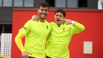 20-11-24. ROBER PIER Y DANI QUEIPO ANTES DE COMENZAR UN ENTRENAMIENTO CON EL SPORTING EN MAREO.