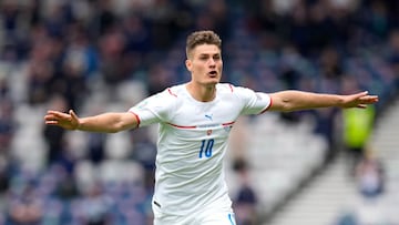 Patrik Schick celebra uno de sus dos goles a Escocia. 