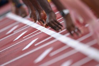 Los atletas toman su posición en la línea de salida de las series de 100 metros masculinos durante el Campeonato Mundial de Atletismo en Tokio.