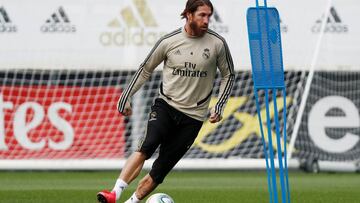 GRAF5937. MADRID, 15/05/2020.- El defensa del Real Madrid Sergio Ramos controla el balón durante el entrenamiento del equipo este viernes en la Ciudad Deportiva de Valdebebas bajo las estrictas normas de seguridad establecidas para evitar la propag